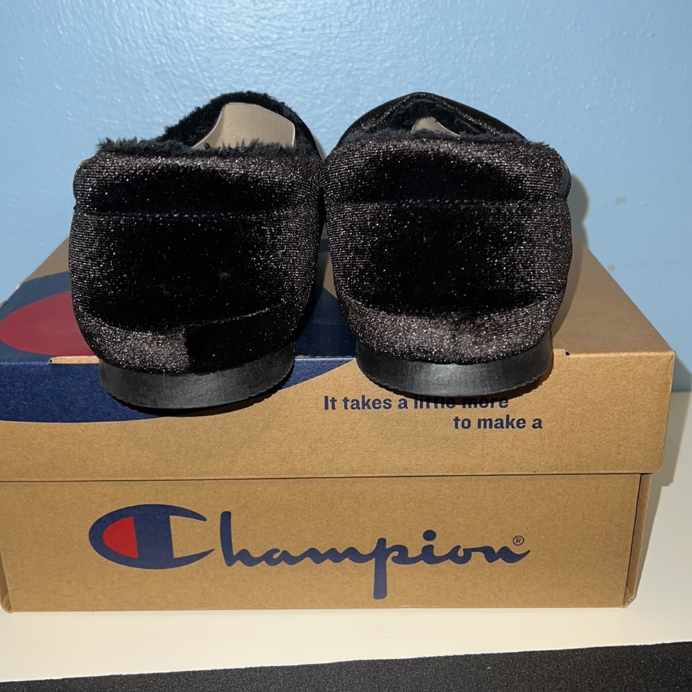 🆕 Champion Black Varsity Velvet Slippers Women’s Size 6 - Picture 4 of 5